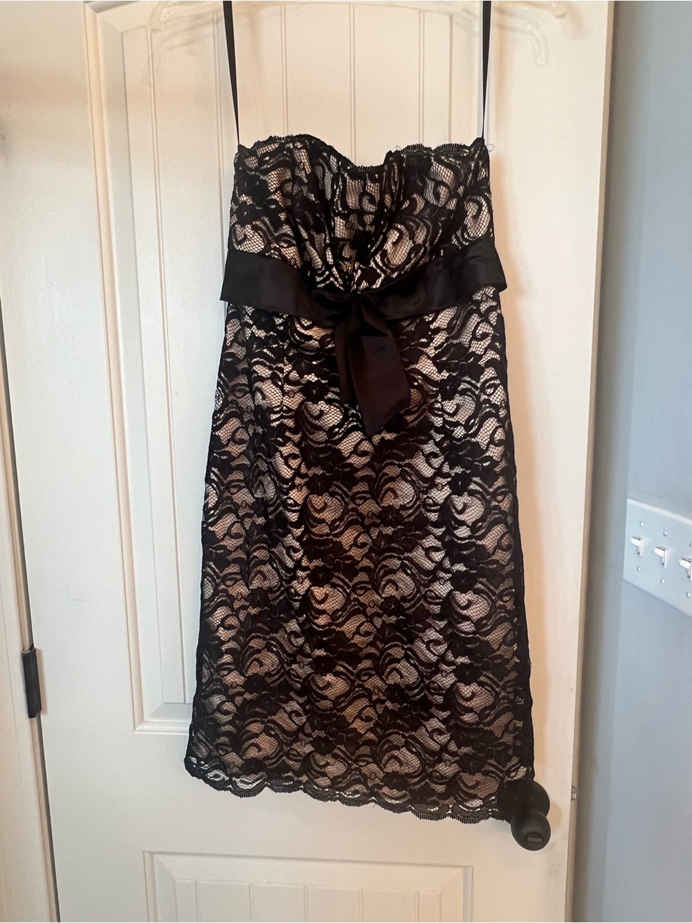 White House Black Market  Lace Strapless Dress with Satin Waist Bow ~ Size 4